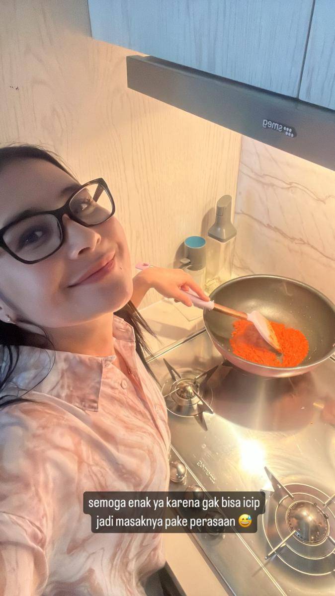 potret Prilly Latuconsina masak untuk buka puasa (instagram.com/prillylatuconsina96)