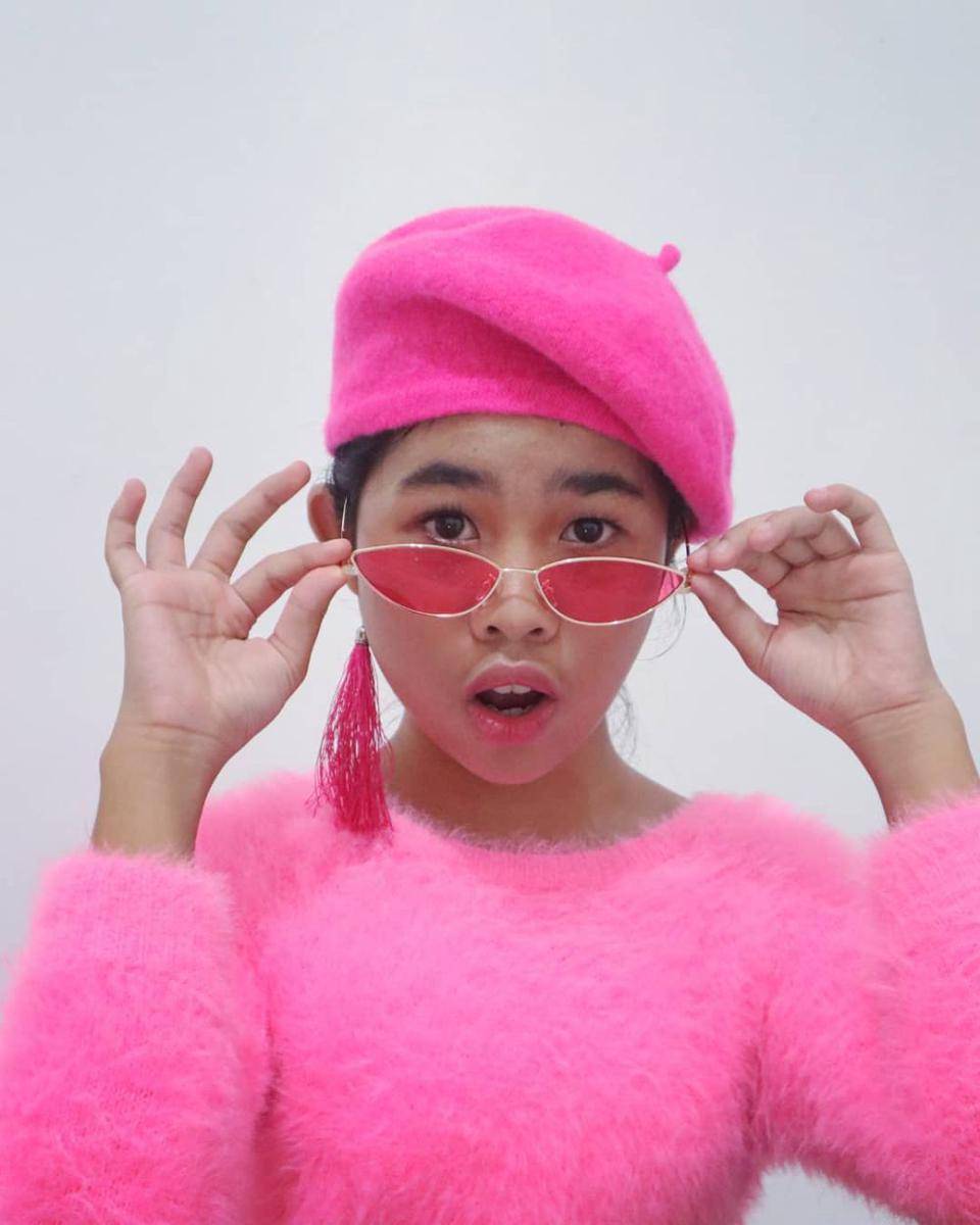 Potret Alifa Lubis berpose dengan outfit pink (instagram.com/alifalubis)