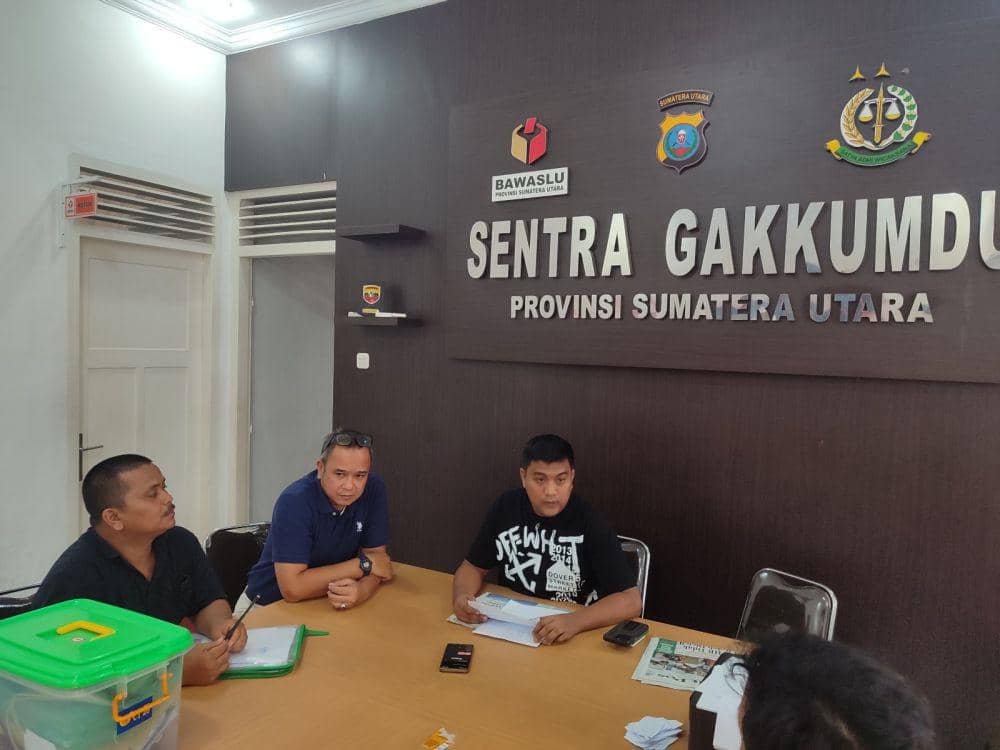 DPD NasDem Tapanuli Tengah melaporkan dugaan kecurangan Pemilu 2024 ke Bawaslu Sumut, Kamis (14/3/2024). (IDN Times/Prayugio Utomo)