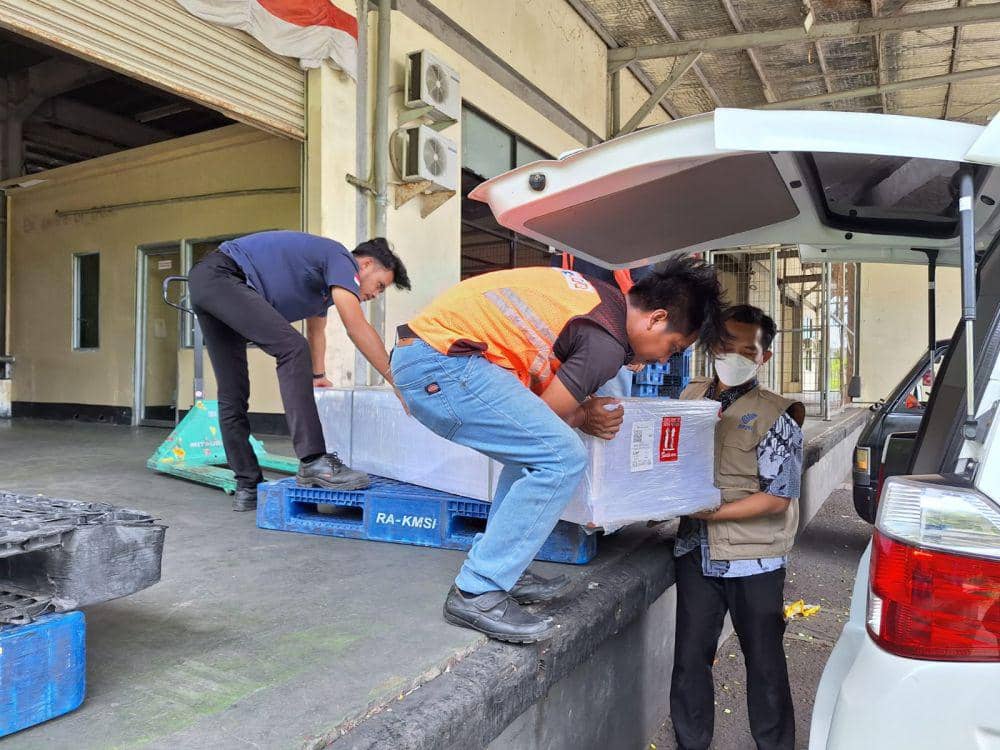 Jenazah Jupriadi saat dimasukkan ke dalam Ambulan di Bandara Internasional Lombok (dok. LSD Anjani)