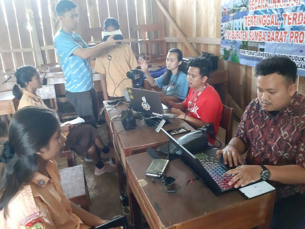 Program jemput bola pelayanan administrasi kependudukan (Jebol Adminduk) kembali digelar dengan menyambangi Kabupaten Sumba Barat dan Kabupaten Sumba Timur di NTT, sejak Rabu hingga Sabtu (6-9/3/2024). (dok. Ditjen Dukcapil)