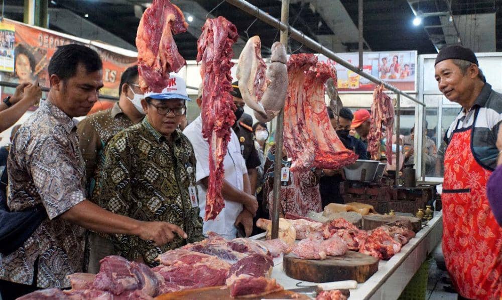 Pengecekan daging di pasar. (Dok. Istimewa)