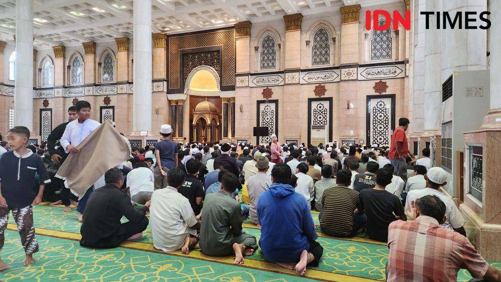 Masyarakat muslim saat melaksanakan salat Jumat di Masjid Kubah Emas yang berada di Jalan Raya Meruyung, Limo, Depok. (IDNTimes/Dicky)