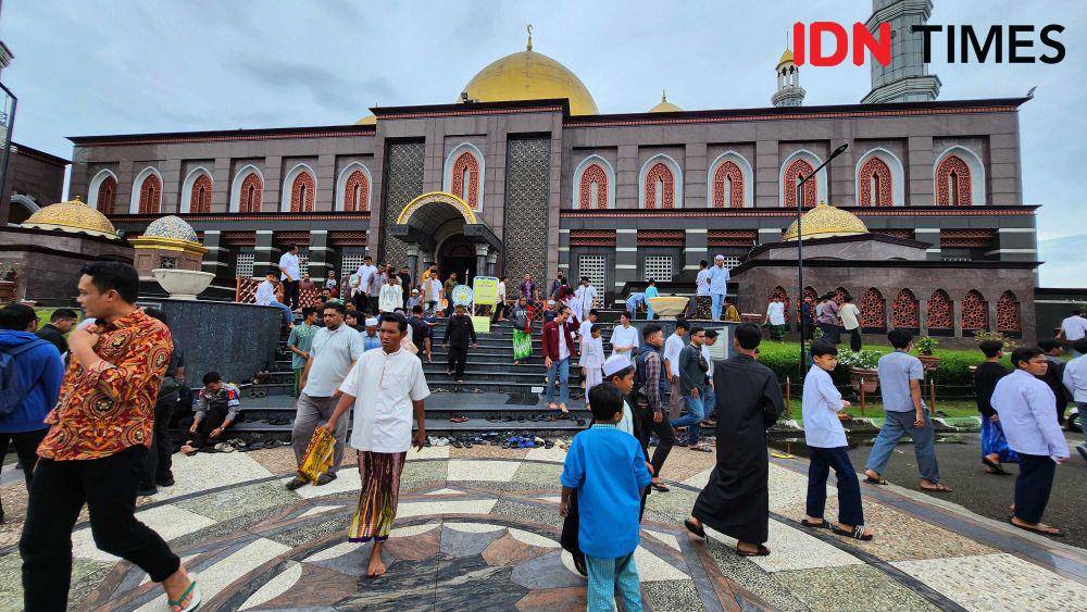 Masyarakat muslim usai melaksanakan salat Jumat di Masjid Kubah Emas yang berada di Jalan Raya Meruyung, Limo, Depok. (IDNTimes/Dicky)