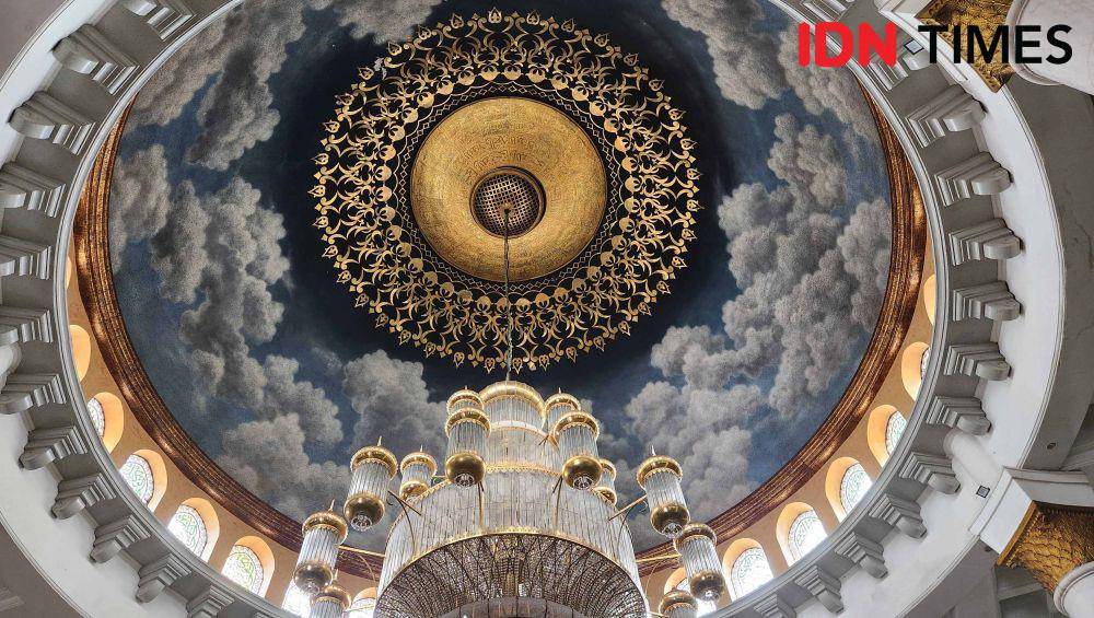 Salah satu sudut bagian dalam Masjid Kubah Emas, Jalan Raya Meruyung, Limo, Depok. (IDNTimes/Dicky)