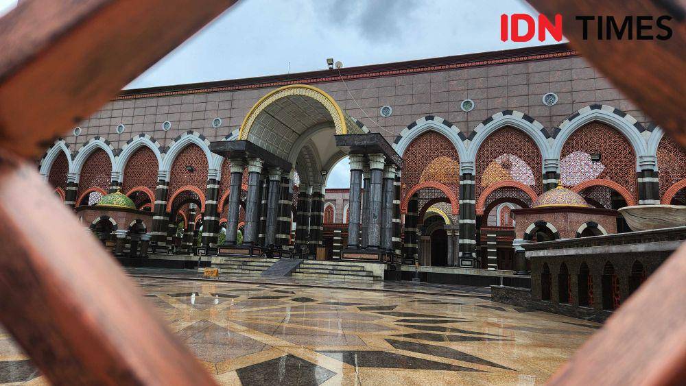 Salah satu sudut bagian bangunan Masjid Kubah Emas yang berada di Jalan Raya Meruyung, Limo, Depok. (IDNTimes/Dicky)