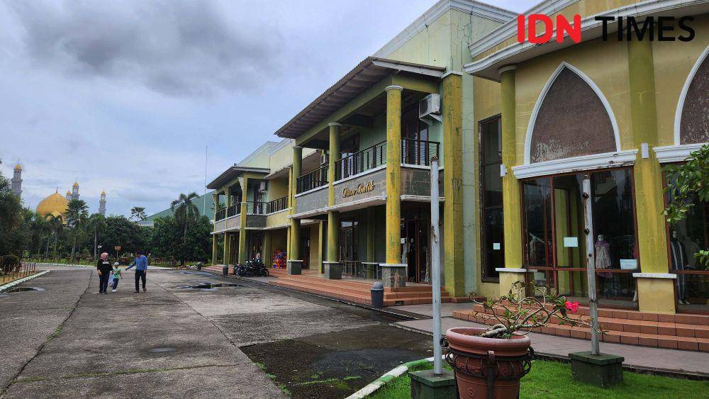 Salah satu bangunan yang berada di kawasan Masjid Kubah Emas yang berada di Jalan Raya Meruyung, Limo, Depok. (IDNTimes/Dicky)