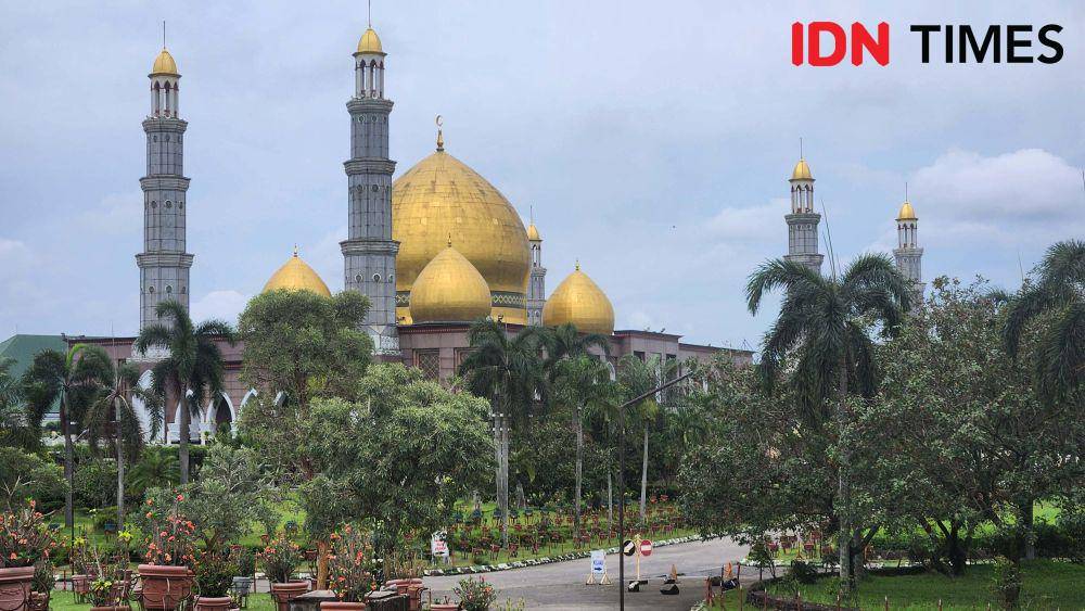 Masjid Kubah Emas yang berada di Jalan Raya Meruyung, Limo, Depok. (IDNTimes/Dicky)