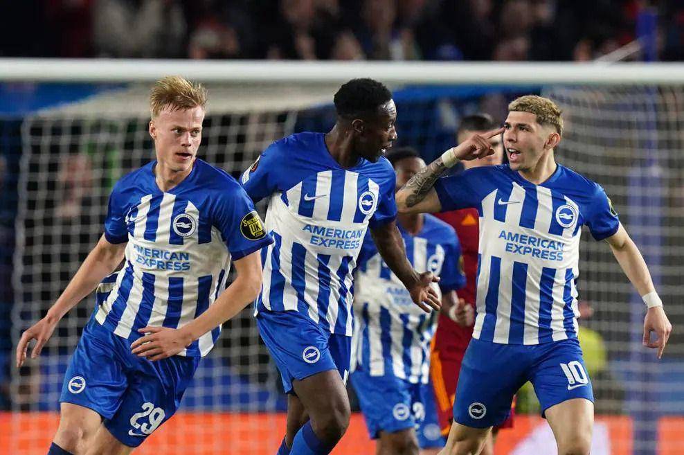 Brighton and Hove Albion merayakan gol ke gawang AS Roma pada leg kedua 16 besar Liga Europa 2023/2024. (uefa.com)