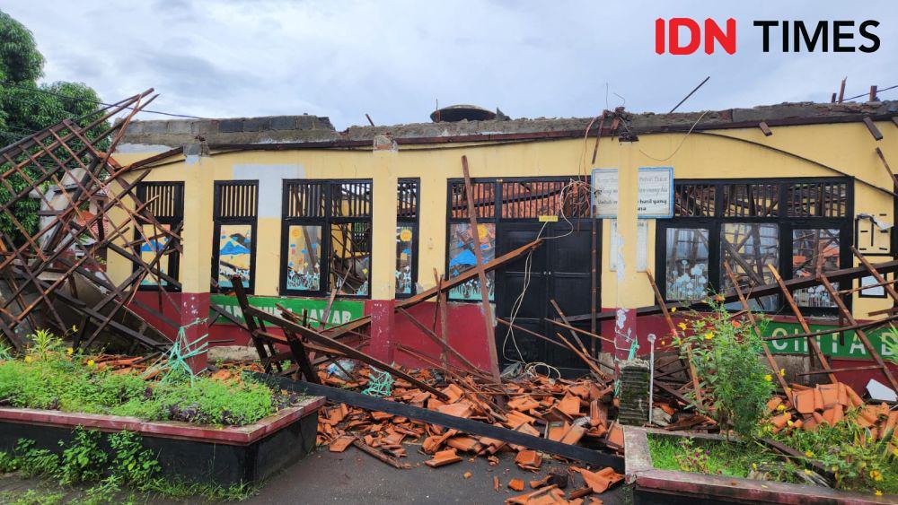 Dua Atap Kelas SD di Depok Ambruk Gara-gara Rengas