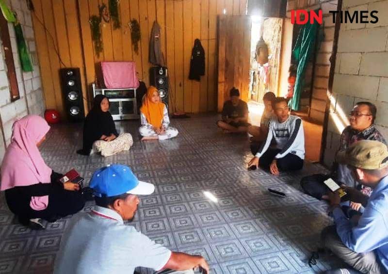 Tenaga Ahli Kedeputian Sosbudpemas OIKN, Namsi saat melakukan komunikasi dengan warga adat sekitar IKN (IDN Times/Ervan)