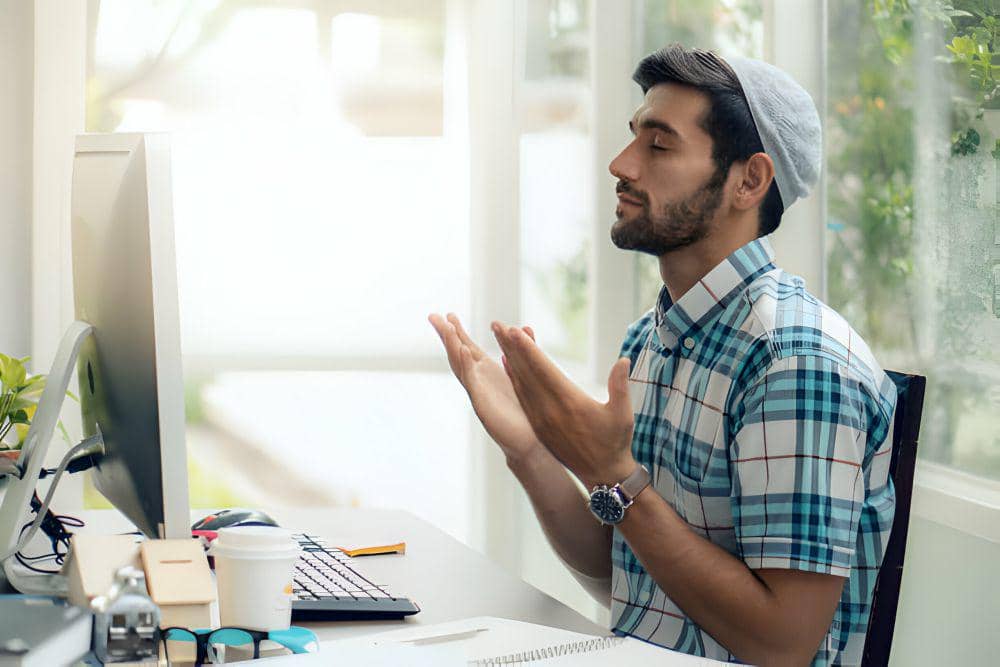 ilustrasi pria berdoa saat bekerja (istockphoto.com/Mongkolchon Akesin)