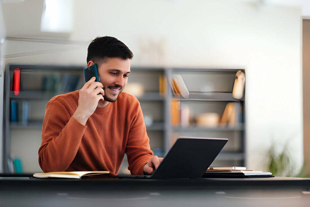 ilustrasi pria berkomunikasi dengan keluarganya (istockphoto.com/miniseries)