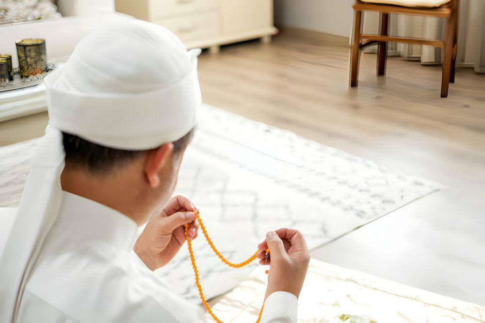 ilustrasi pria berzikir (istockphoto.com/Mehmet Hilmi Barcin)