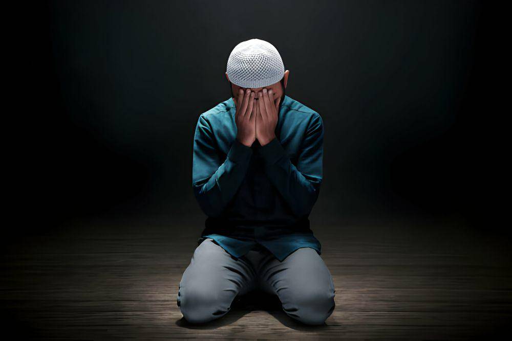 ilustrasi pria berdoa di tempat sunyi (istockphoto.com/FOTOKITA)