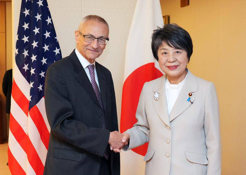 Utusan iklim Amerika Serikat, John Podesta, saat bertemu dengan Menteri Luar Negeri Jepang Yoko Kamikawa (kanan) di Tokyo pada 14 Maret 2024 waktu setempat. (twitter.com/MofaJapan_en)