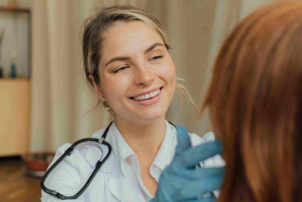 ilustrasi berkonsultasi dengan dokter (pexels.com/Antoni Shkraba)