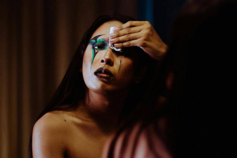 ilustrasi seorang wanita membersihkan wajah dari makeup (pexels.com/Kamaji Ogino)