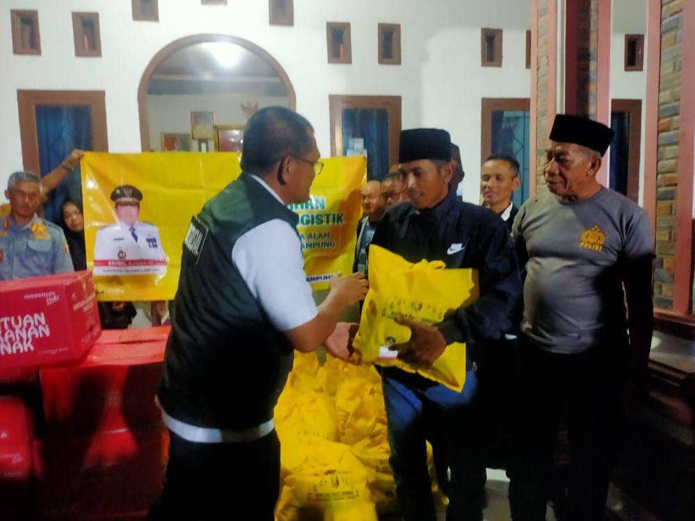 Pemprov Lampung salurkan bantuan kepada Satgas Penanggulangan Konflik Satwa Liar dan korban serangan harimau sumatera di Lampung Barat. (Dok. Pemprov Lampung).
