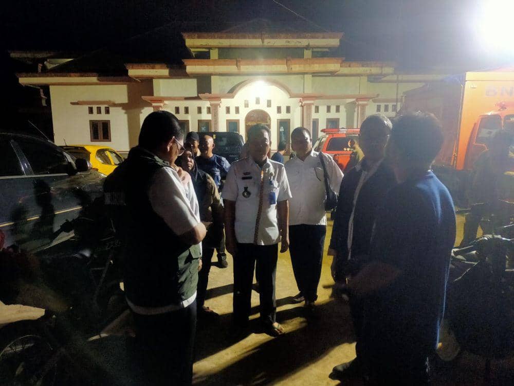 Pemprov Lampung salurkan bantuan kepada Satgas Penanggulangan Konflik Satwa Liar dan korban serangan harimau sumatera di Lampung Barat. (Dok. Pemprov Lampung).