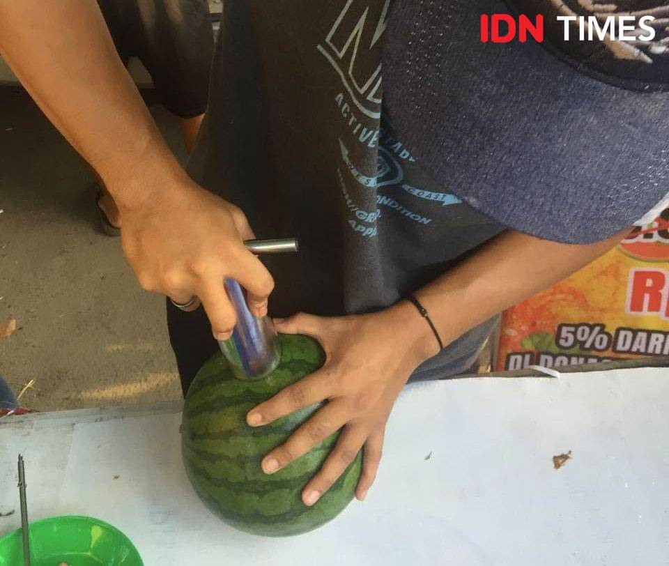 proses membuat semangka Upin Ipin, buah semangka dilubangi kemudian diblender dari dalam (IDN Times/Eko Agus Herianto)