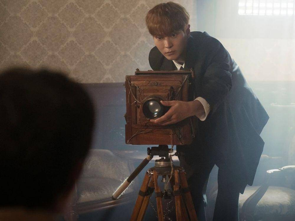 still cut drakor Midnight Photo Studio (instagram.com/channel.ena.d)