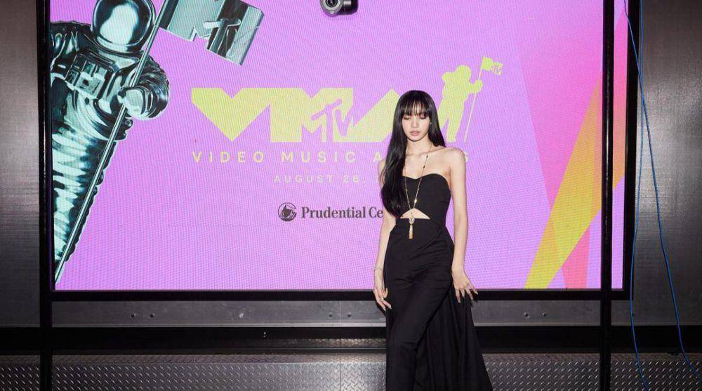 LISA (instagram.com/lalalalisa_m)