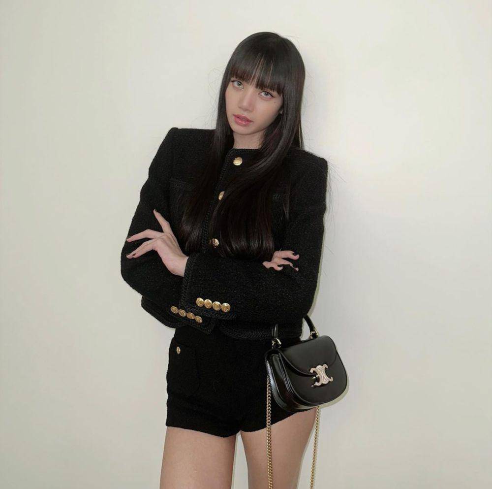 LISA (instagram.com/lalalalisa_m)