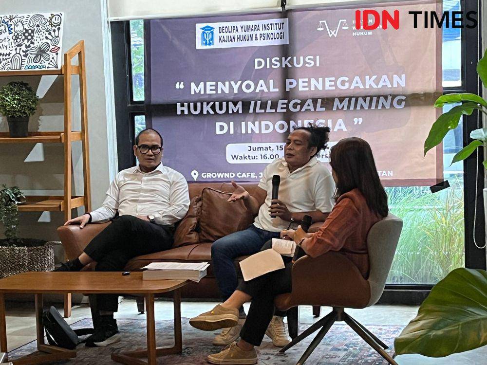 Ahli Hukum Pertambangan Ahmad Redi dan Advokat Deolipa Yumara (IDN Times/Aryodamar)