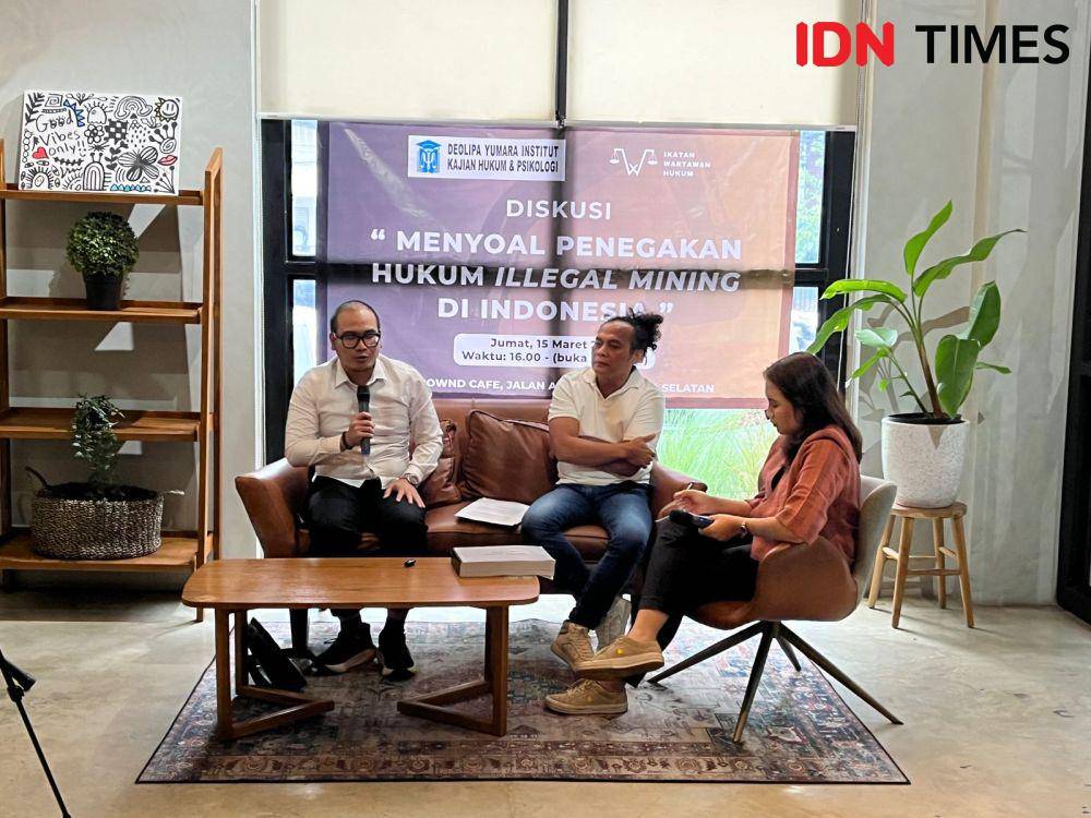 Ahli Hukum Pertambangan Ahmad Redi dan Advokat Deolipa Yumara (IDN Times/Aryodamar)