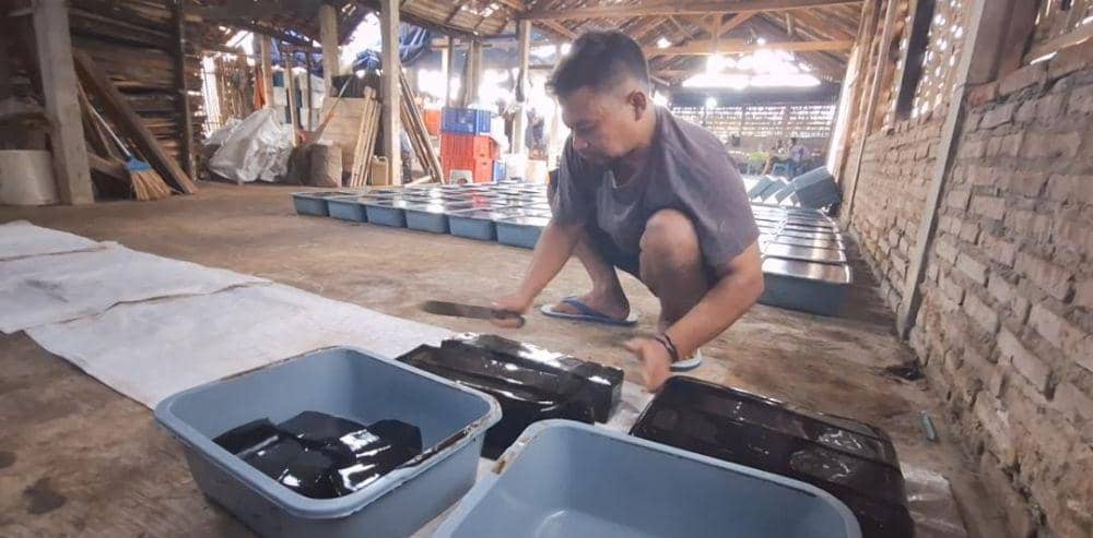 Perajin cincau hitam di desa/ kecamatan Panekan Magetan krrbajiran pesanan saat bulan Ramadan. IDN Times/ Riyanto