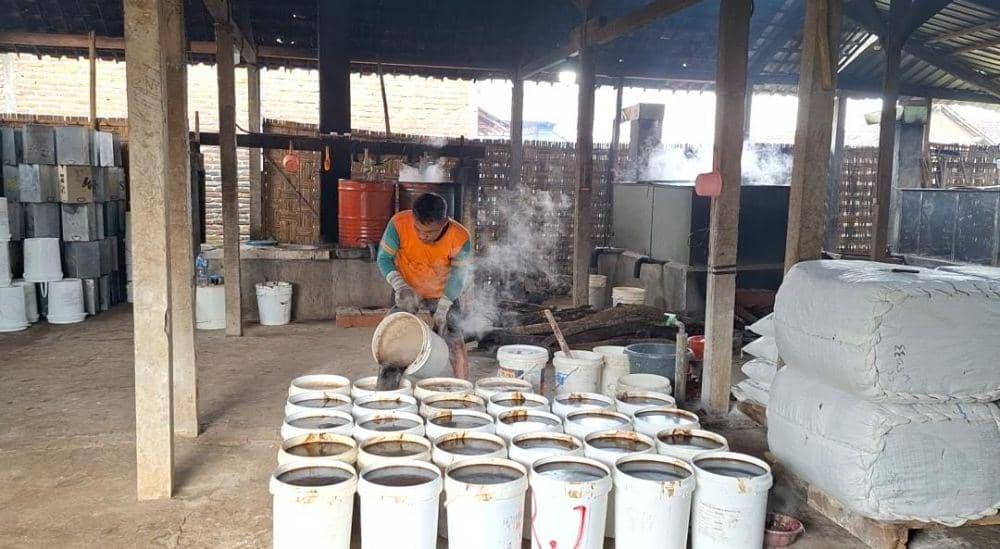 Perajin cincau hitam di desa/ kecamatan Panekan Magetan krrbajiran pesanan saat bulan Ramadan. IDN Times/ Riyanto