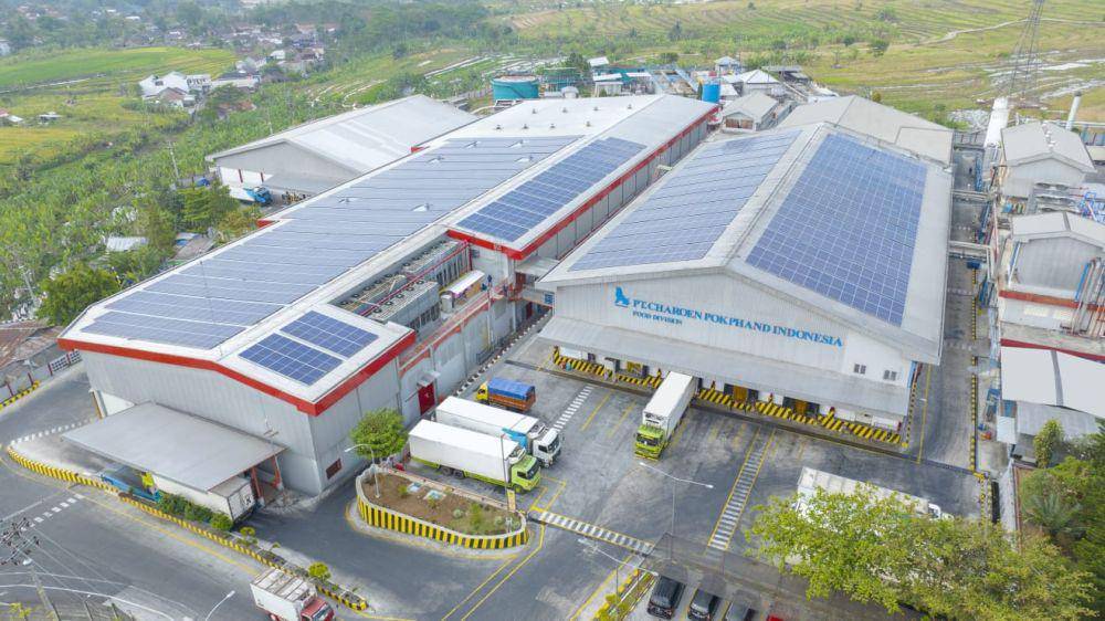 Sejumlah panel surya tampak terpasang di atas atap pabrik PT Pokphand di Salatiga. (IDN Times/Dok Humas Pokphand Indonesia)