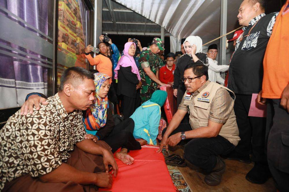 Pj Gubernur Jateng Nana Sudjana berbincang dengan warga Desa Wangandowo Kecamatan Bojong Pekalongan yang kebanjiran. (IDN Times/Dok Humas Pemprov Jateng)
