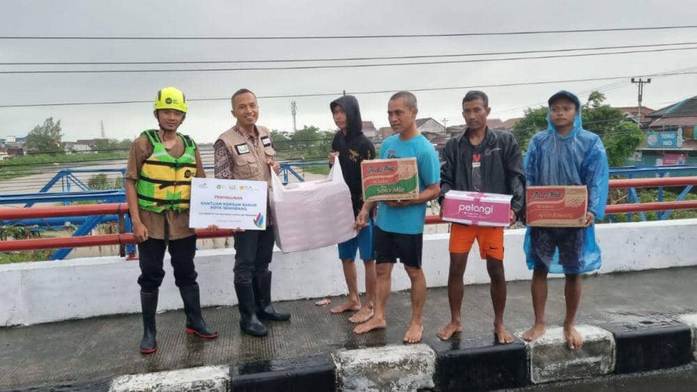 Jajaran manajemen PLN Indonesia Power saat menyerahkan bantuan ke korban banjir di Tambakrejo Semarang. (IDN Times/Fariz Fardianto)