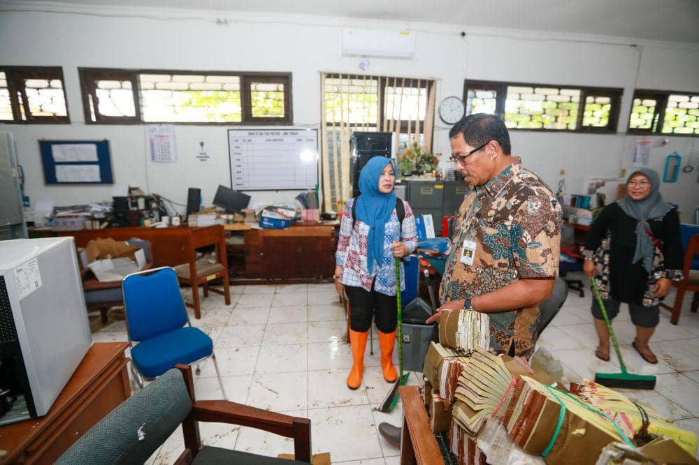 Pj Gubernur Jateng Nana Sudjana saat memantau dampak banjir Kota Semarang di area perkantoran. (IDN Times/Fariz Fardianto)