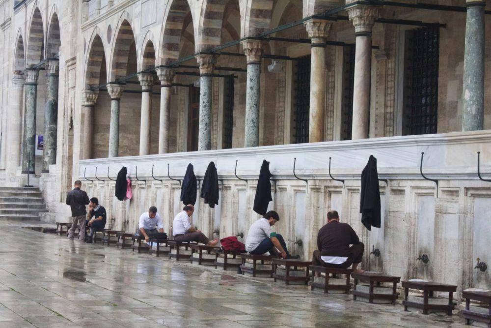 ilustrasi negara yang cocok dijadikan tujuan liburan saat Ramadan (unsplash.com/Dorsa Masghati)