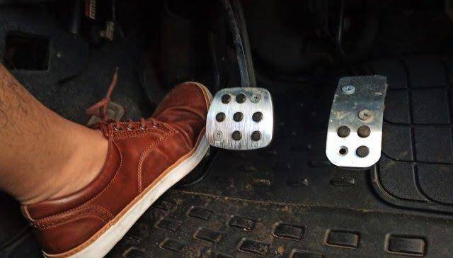 ilustrasi menginjak pedal kopling