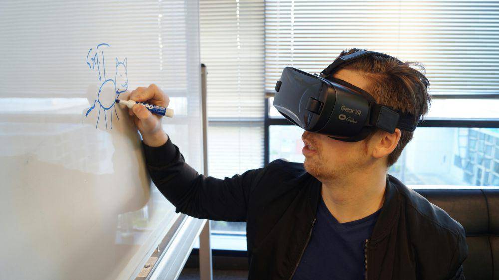 ilustrasi orang menggunakan augmented reality (pexels.com/Eugene Capon)