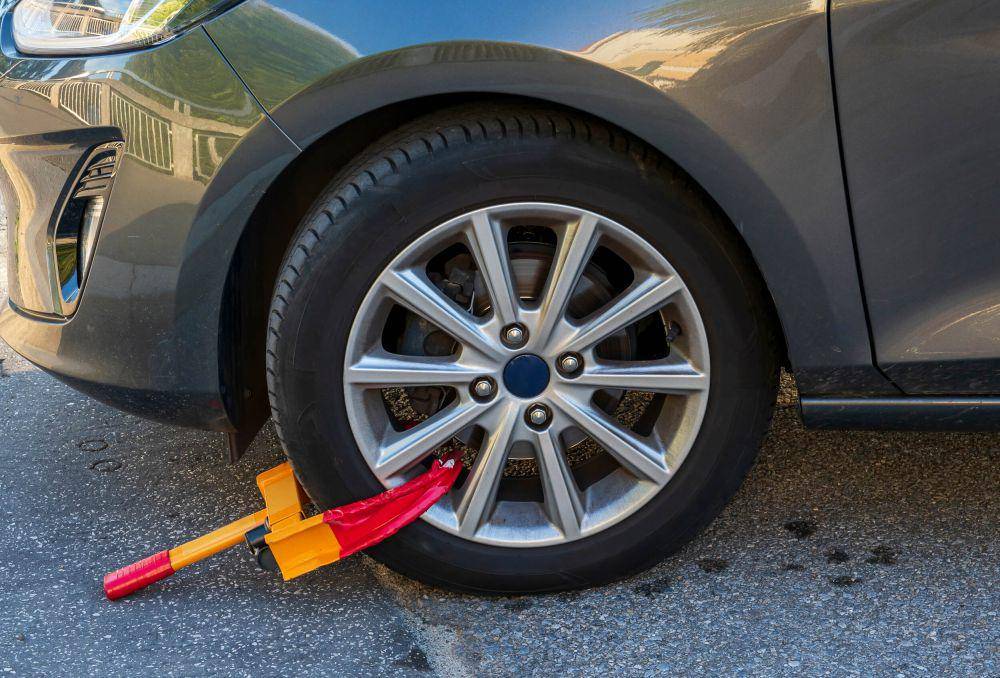 potret menggunakan gembok ban mobil (gearjunkie.com)