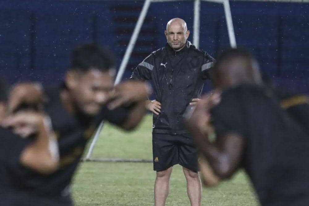 Pelatih kepala PSM Makassar, Bernardo Tavares, saat memimpin sesi latihan di Stadion Sultan Agung Bantul pada 14 Maret 2024. (Instagram.com/psm_makassar)