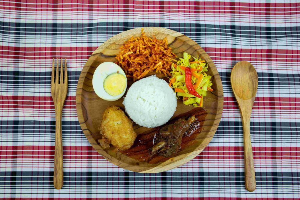ilustrasi nasi uduk komplet (vecteezy.com/Muhammad Fawaid)