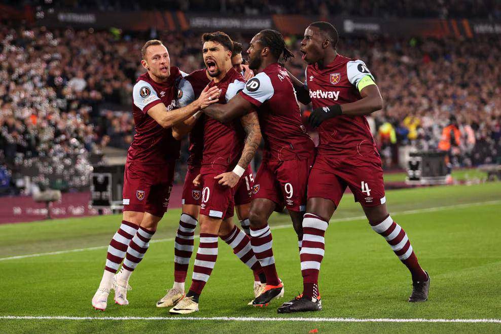 West Ham United merayakan gol ke gawang SC Freiburg pada leg kedua 16 besar Liga Europa 2023/2024. (uefa.com)