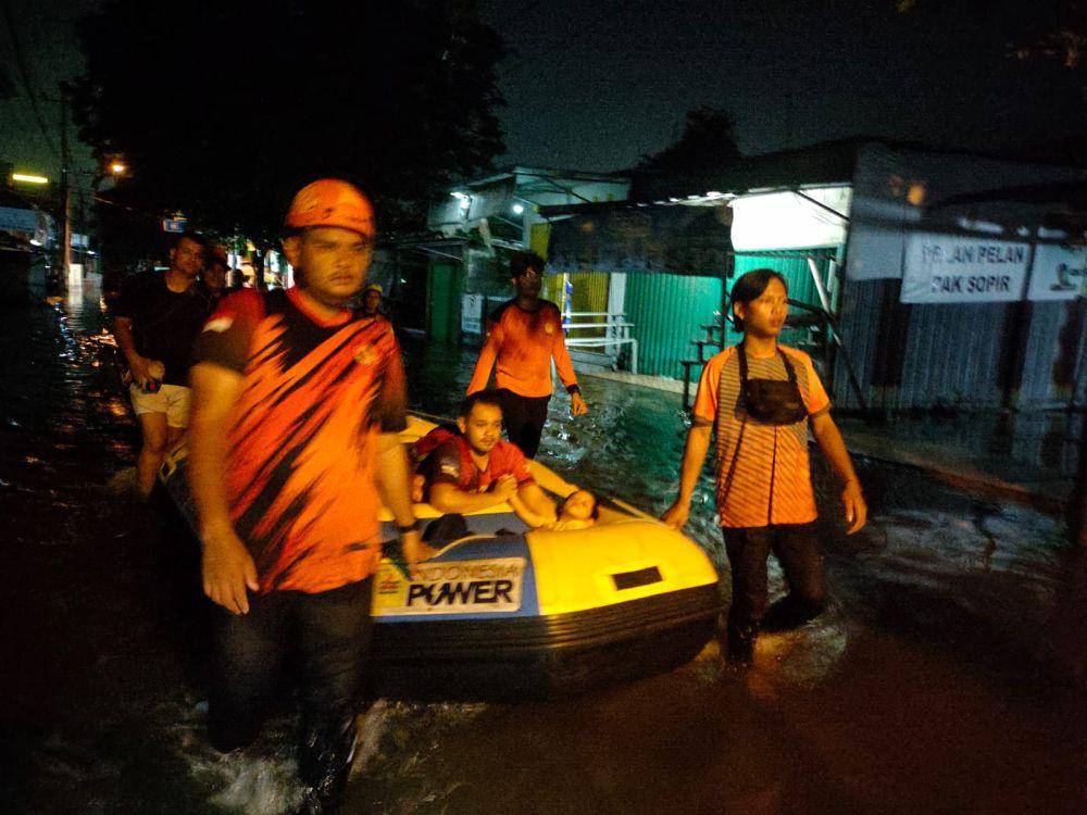 Personel BPBD Kota Semarang melakukan evakuasi warga dari banjir. (dok. BPBD)
