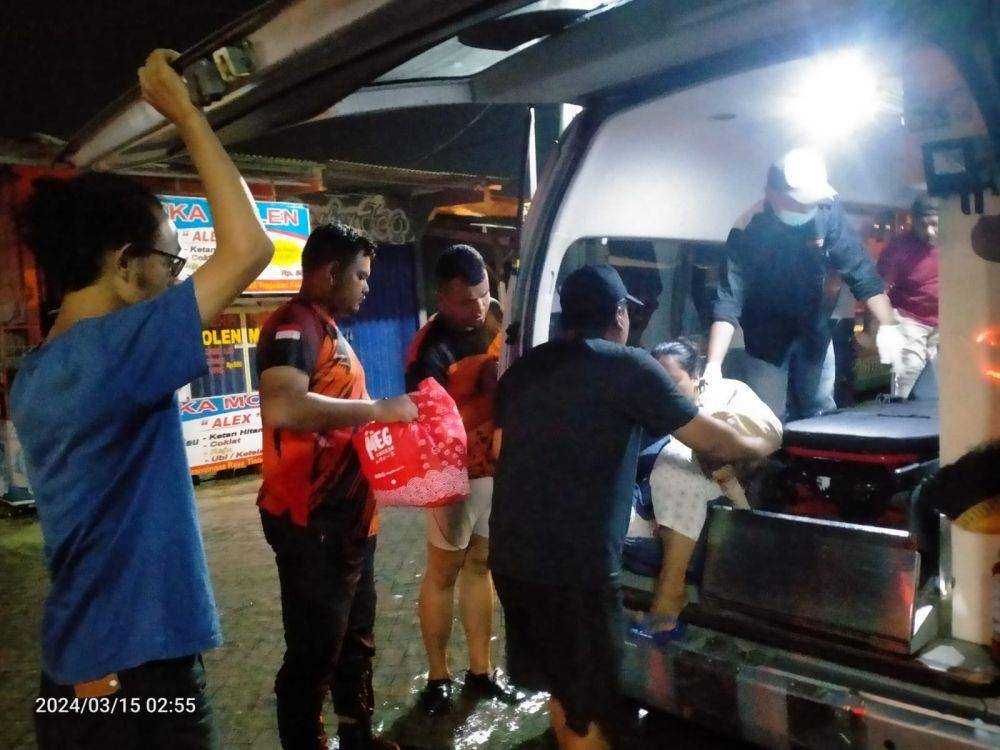 Personel BPBD Kota Semarang melakukan evakuasi warga dari banjir. (dok. BPBD)