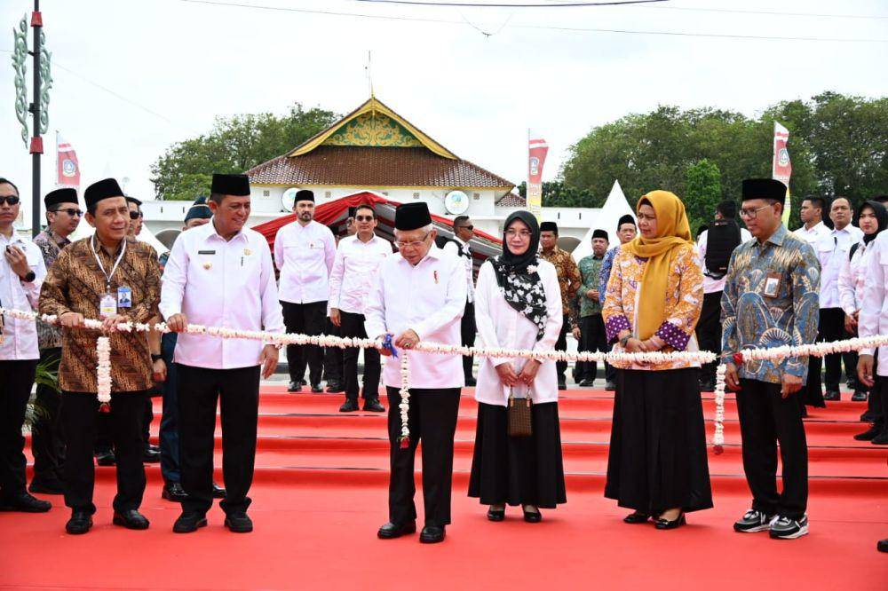 Wapres Ma’ruf Amin meresmikan Pembukaan Kepri Ramadan Fair 2024 (KURMA 2024) dan Seminar Produk Halal Go Global di Riau pada Jumat (15/03/2024). (dok. Setwapres)
