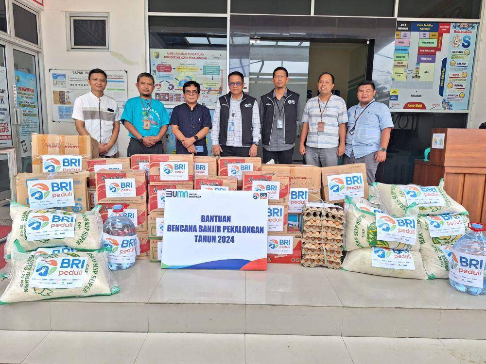 BRI Kantor Cabang Pekalongan memberikan bantuan kepada warga terdampak banjir di Kota Pekalongan, Jumat (15/3/2024). (dok. BRI)