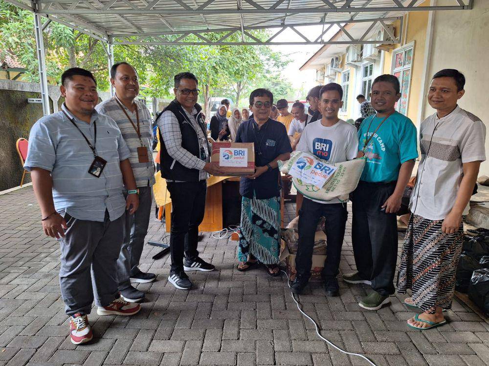 BRI Kantor Cabang Pekalongan memberikan bantuan kepada warga terdampak banjir di Kota Pekalongan, Jumat (15/3/2024). (dok. BRI)