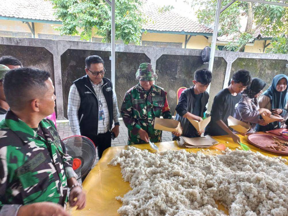 BRI Kantor Cabang Pekalongan memberikan bantuan kepada warga terdampak banjir di Kota Pekalongan, Jumat (15/3/2024). (dok. BRI)