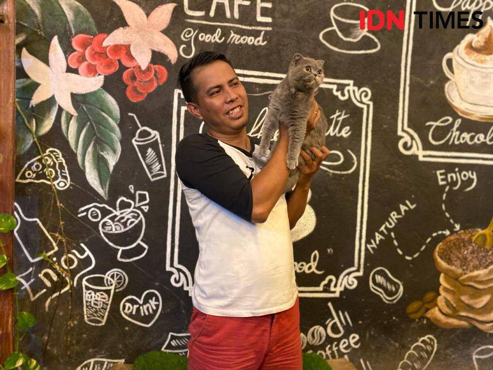 Pemilik kafe kucing di Kota Mataram Kharisma Hariadi. (IDN Times/Muhammad Nasir)